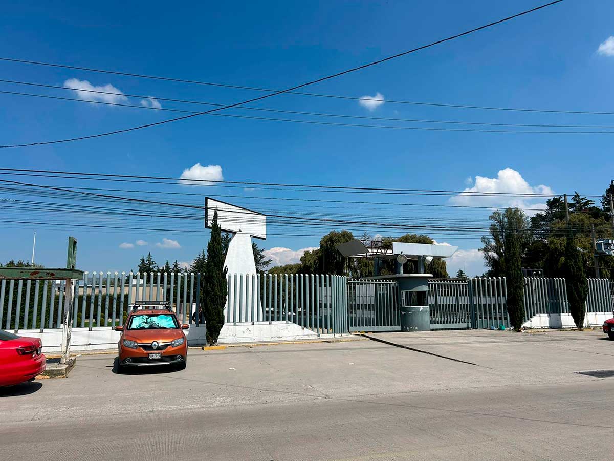 Vandalismo en el SEIEM de Toluca por estudiantes de la Normal Rural de Tenería.