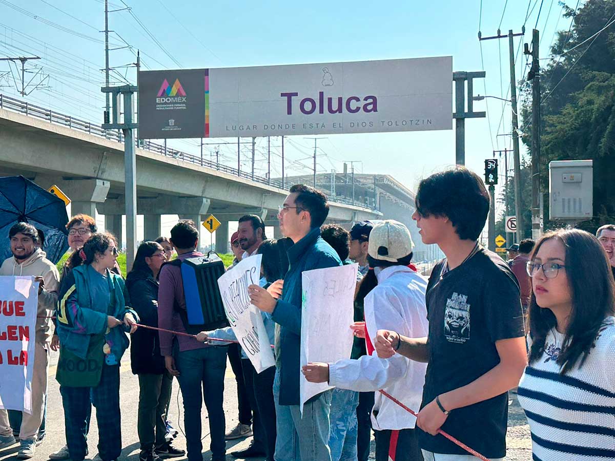 Manifestación pacífica de estudiantes de la UAEMéx exigiendo atender baches e iluminación.