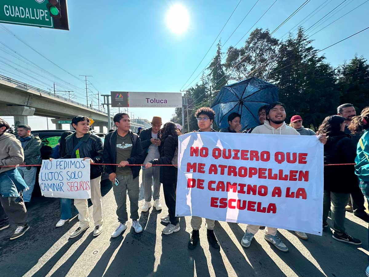 Estudiantes de la UAEMéx cierran calles en Toluca para exigir reparación de baches e iluminación