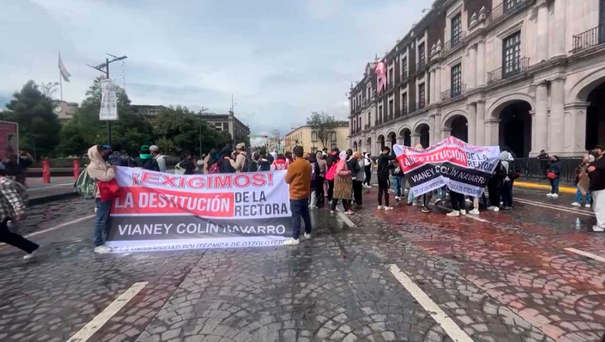 Cierre de avenidas por estudiantes de la Universidad Politénica de Otzolotepec en Toluca.