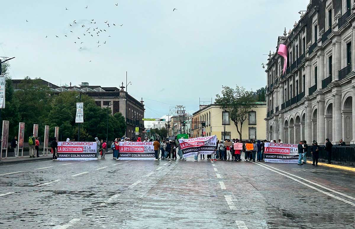 Estudiantes Exigen Destitución de la Rectora de la Universidad Politécnica de Otzolotepec con Protesta en Toluca
