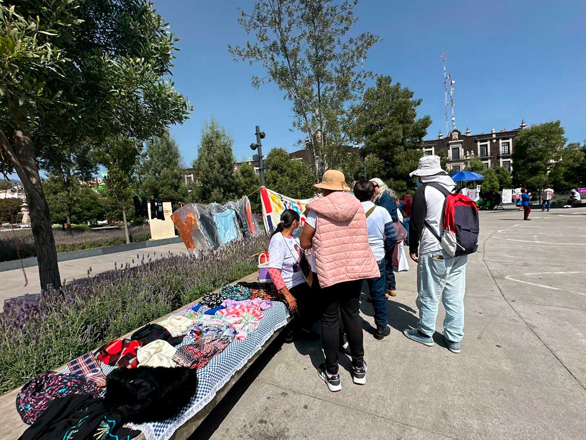 Familiares de personas presas vendiendo diversos artículos en mercadito.