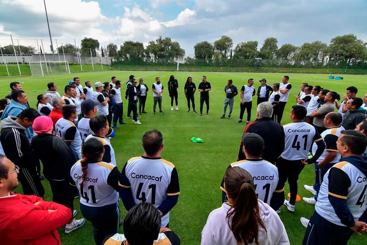 Entrenamiento de niños en programa de Futbol Infantil.