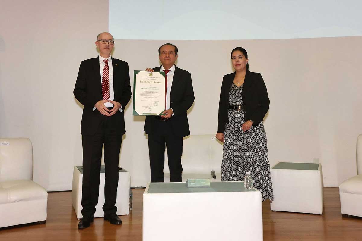 Rector de la UAEMéx entregando reconocimientos.