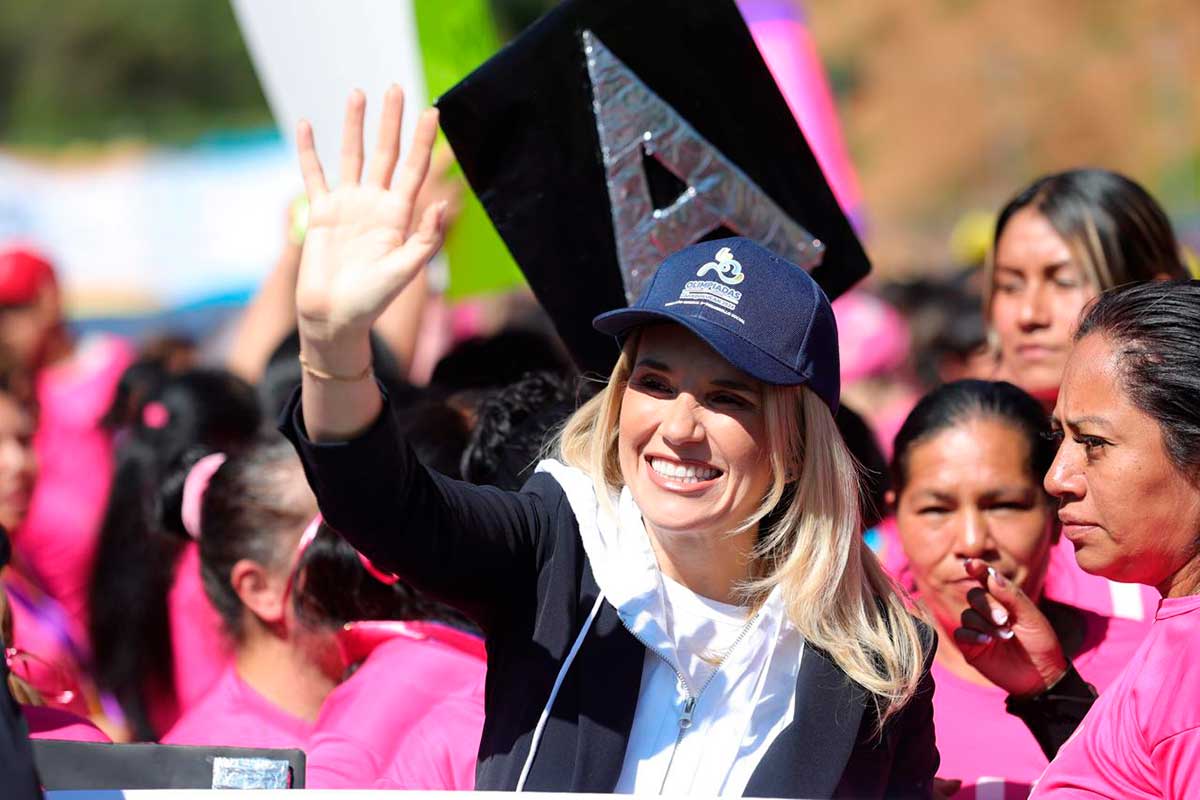Presidenta municipal de Huixquilucan en evento público.