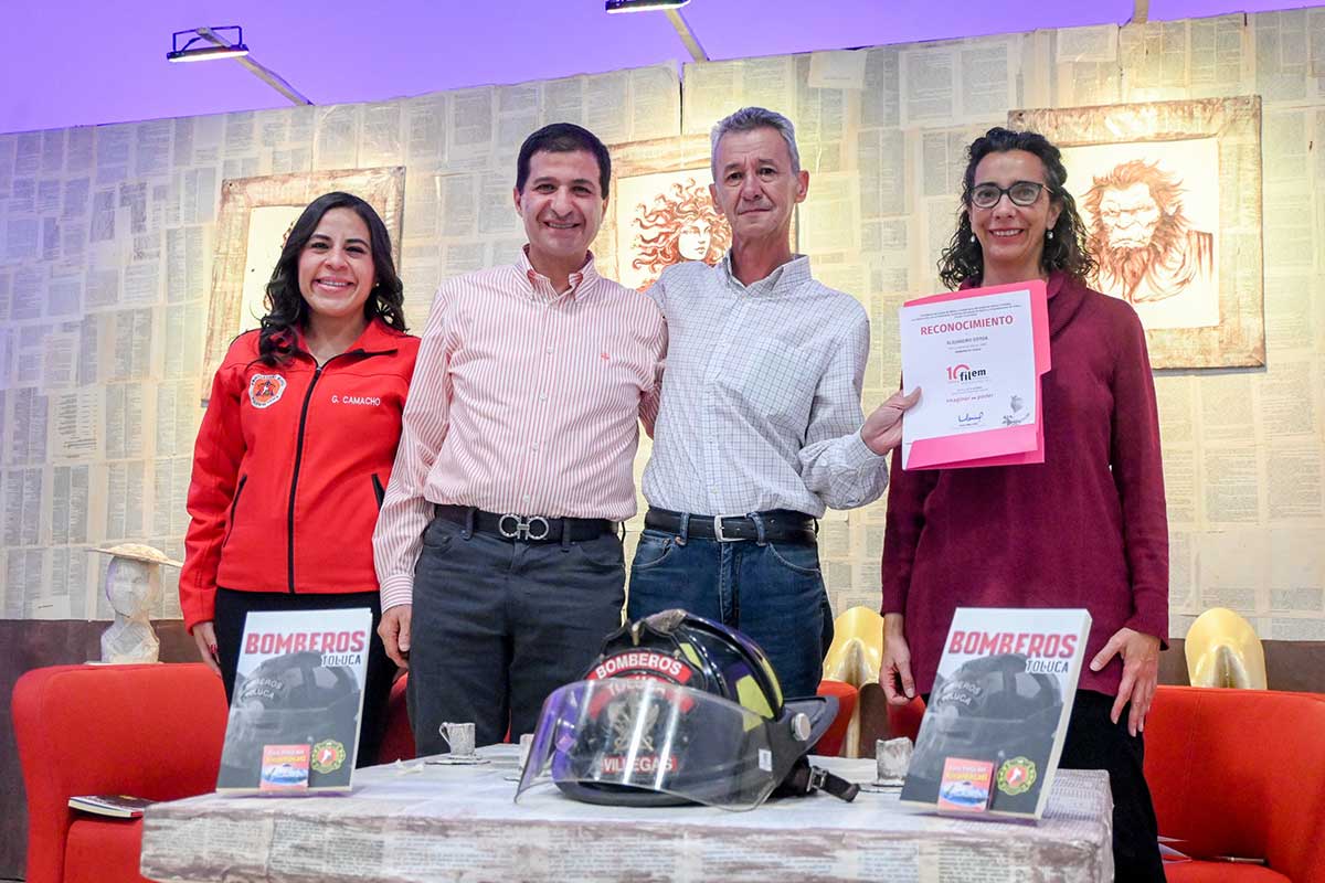 Presentación del Libro de tributo a los Bomberos de Toluca.