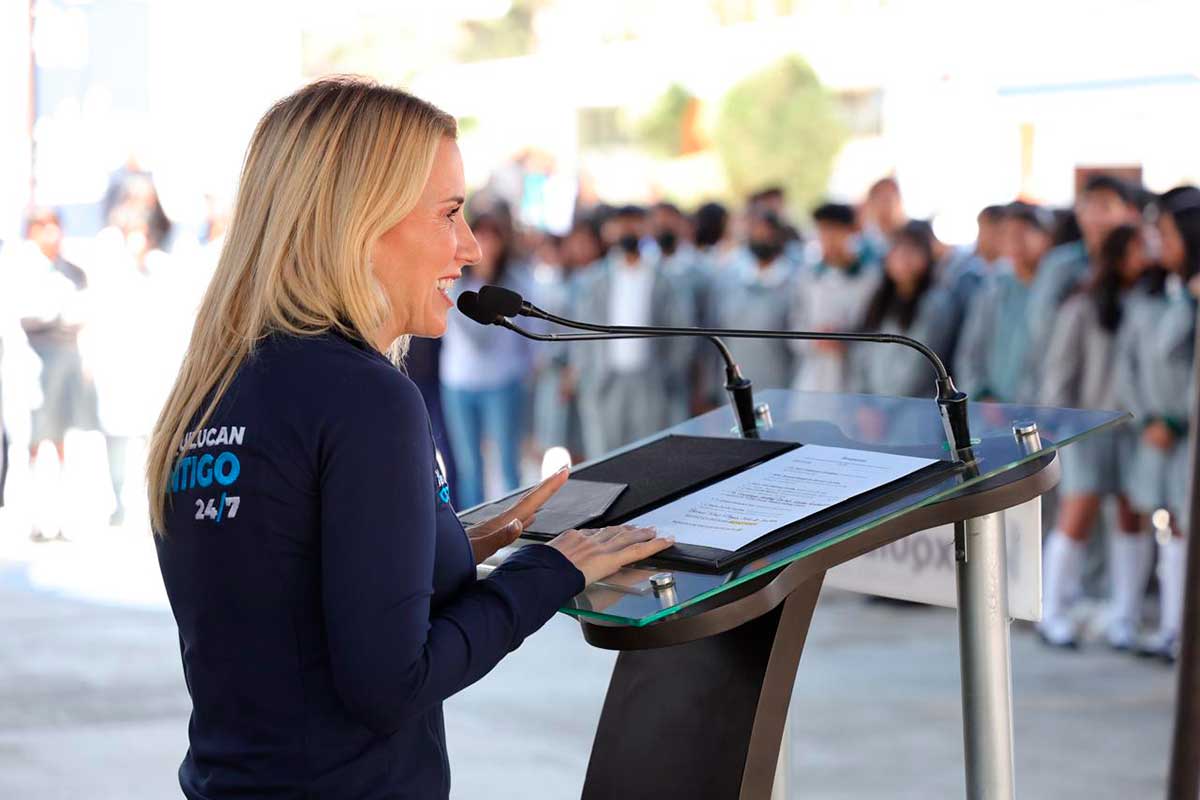 Romina Contreras alcaldesa de Huixquilucan durante la inuaguración de un Auditorio a Escuela Técnica.
