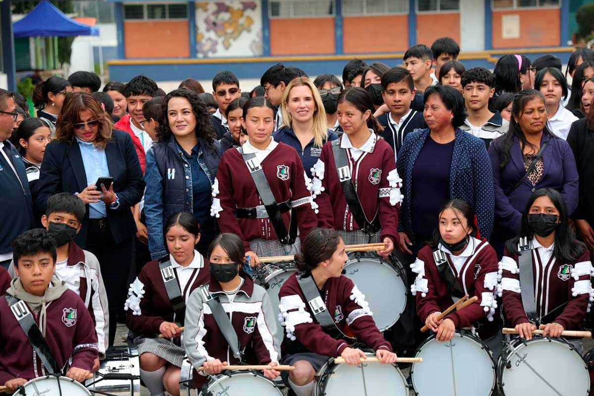 La alcaldesa de Huixquilucan con estudiantes de primaria durante el inicio del programa "Escuela Limpia".