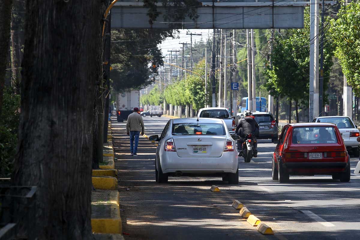 Vehículos particulares sobre Paseo Colón.