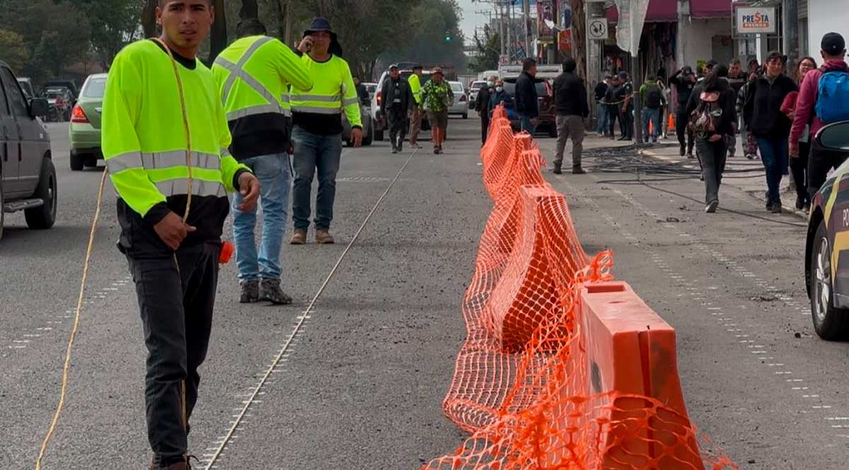 Personal de la Secretaría de Movilidad iniciando la construcción de la Ciclovía en Toluca.