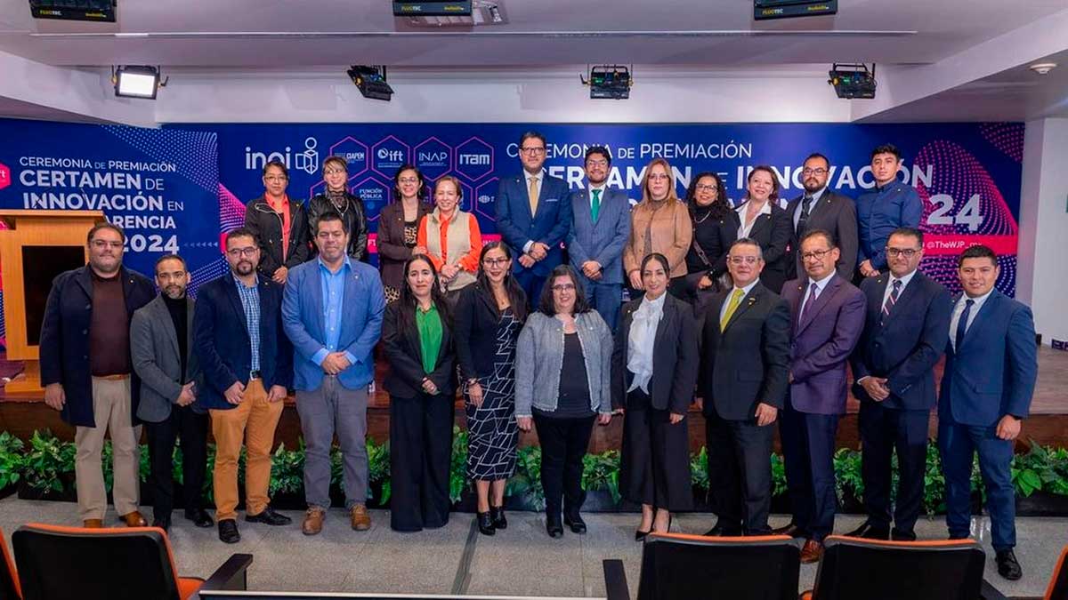 La Universidad recibe premios de transparencia de la informacion por el INAI.