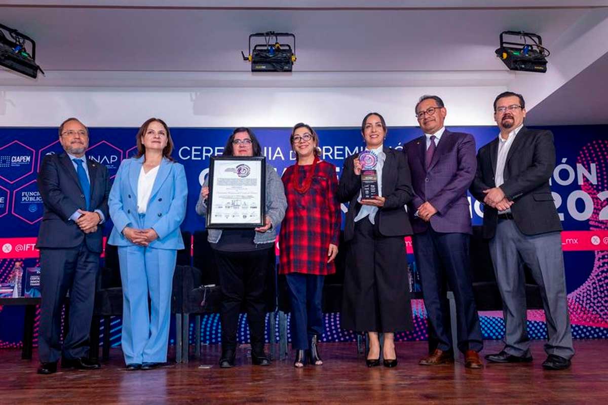 La Universidad recibe premios de transparencia de la informacion por el INAI.