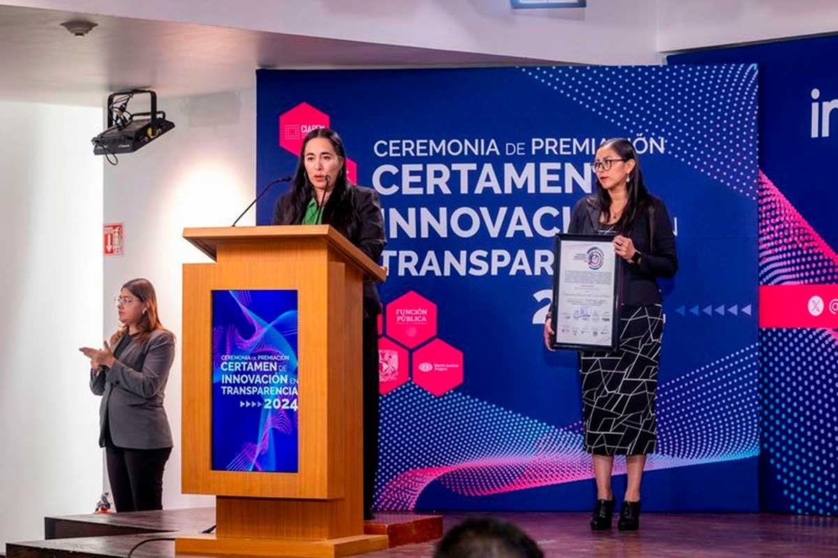 La Universidad recibe premios de transparencia de la informacion por el INAI.