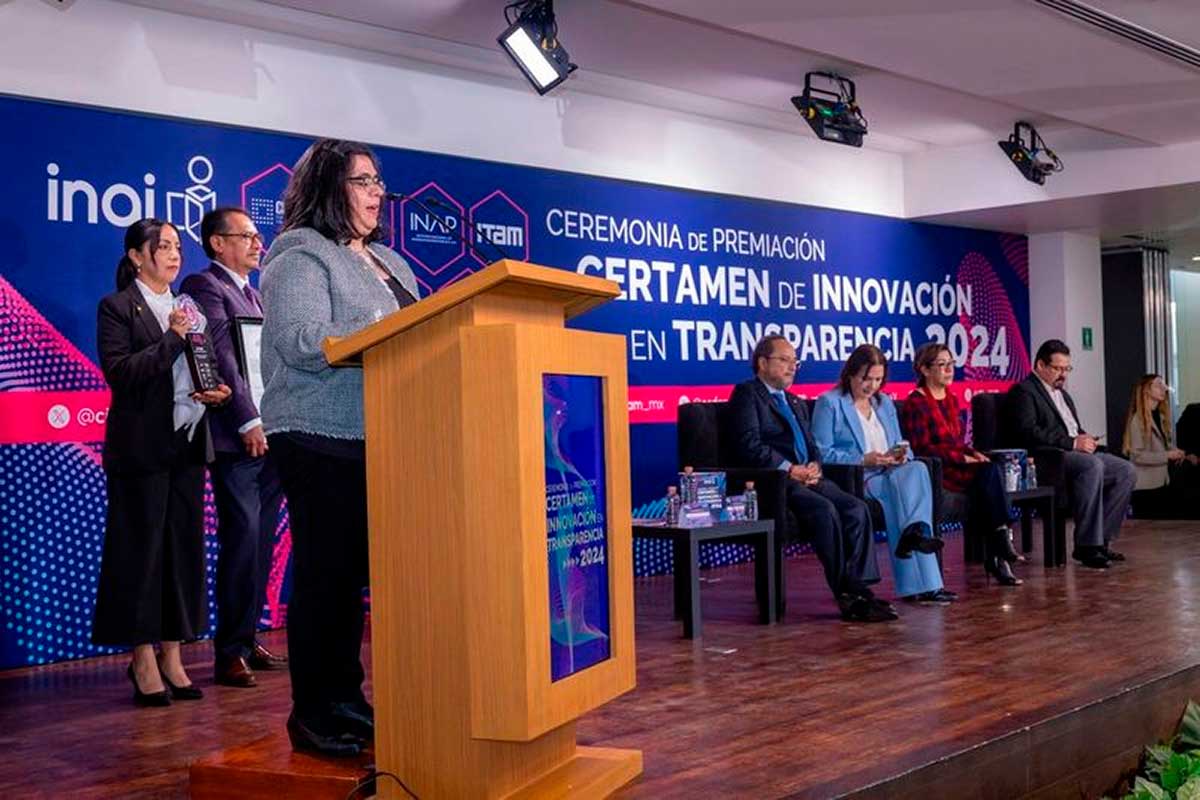 La UAEMéx recibe premios de transparencia de la informacion por el INAI.