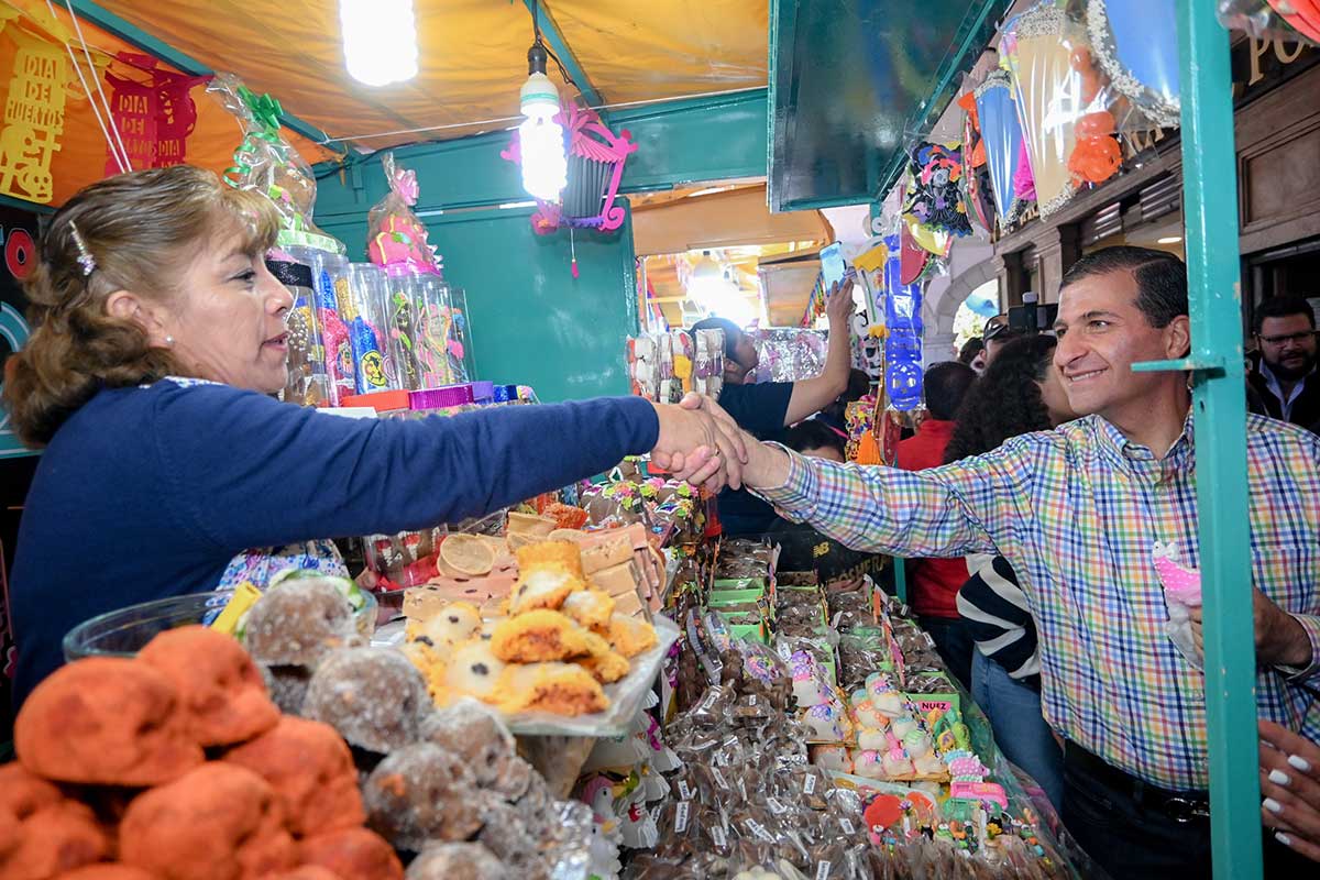 El alcalde de Toluca en los puestos de la Feria y Festival Cultural Alfeñique 2024.