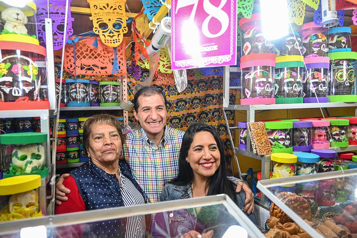 El alcalde de Toluca en los puestos de la Feria y Festival Cultural Alfeñique 2024.