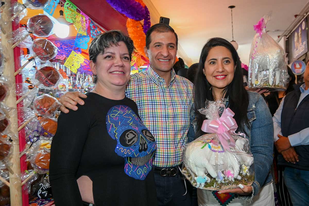 El alcalde de Toluca en los puestos de la Feria y Festival Cultural Alfeñique 2024.