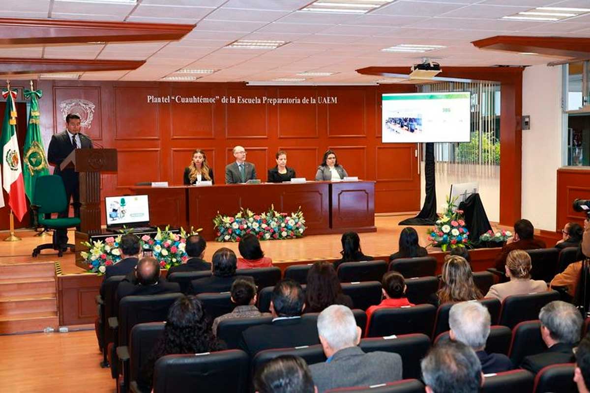 Carlos Barrera Díaz rector de la UAEMéx en el Plantel Cuauhtémoc.