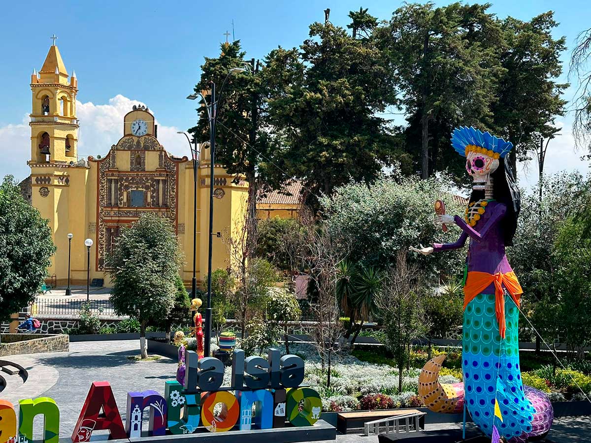 Monumentales Catrinas Engalanan San Antonio La Isla en Honor a La Tlanchana