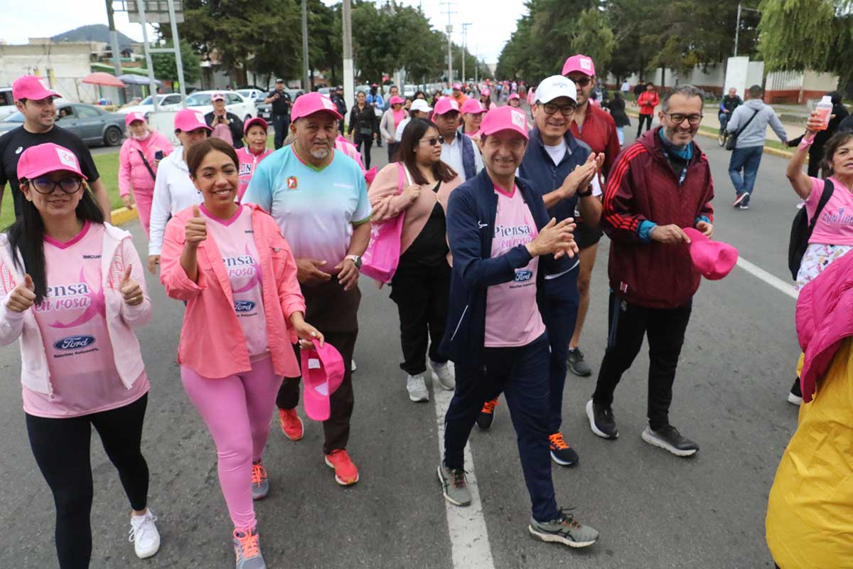 Personas en la Carrera Recreativa "Piensa en Rosa" en Toluca.