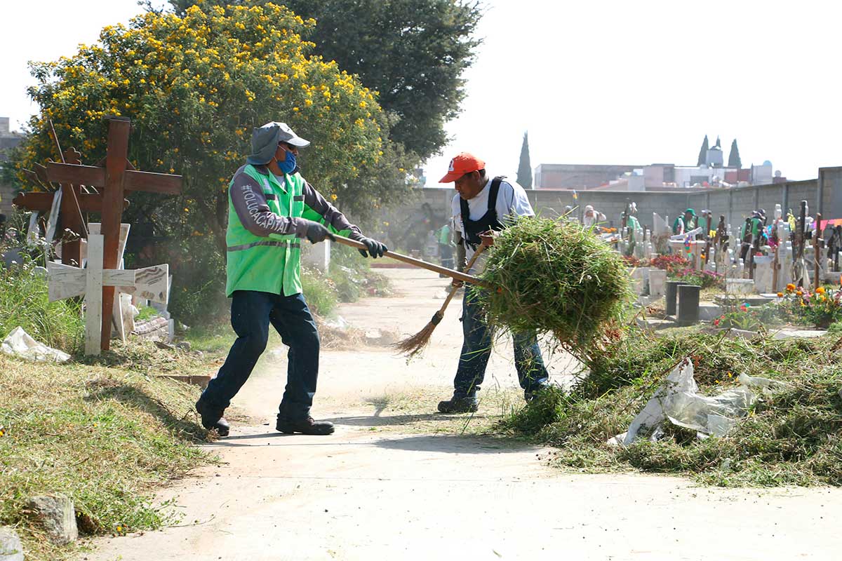 Limpieza a panteones en Toluca.