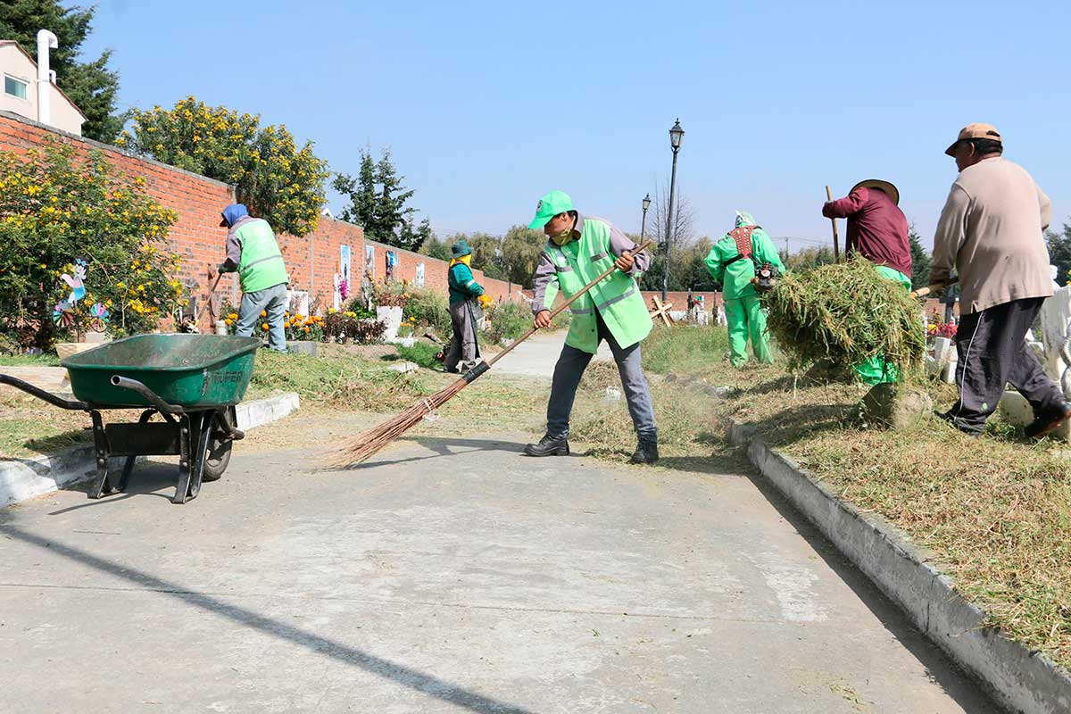 Limpieza a panteones en Toluca.