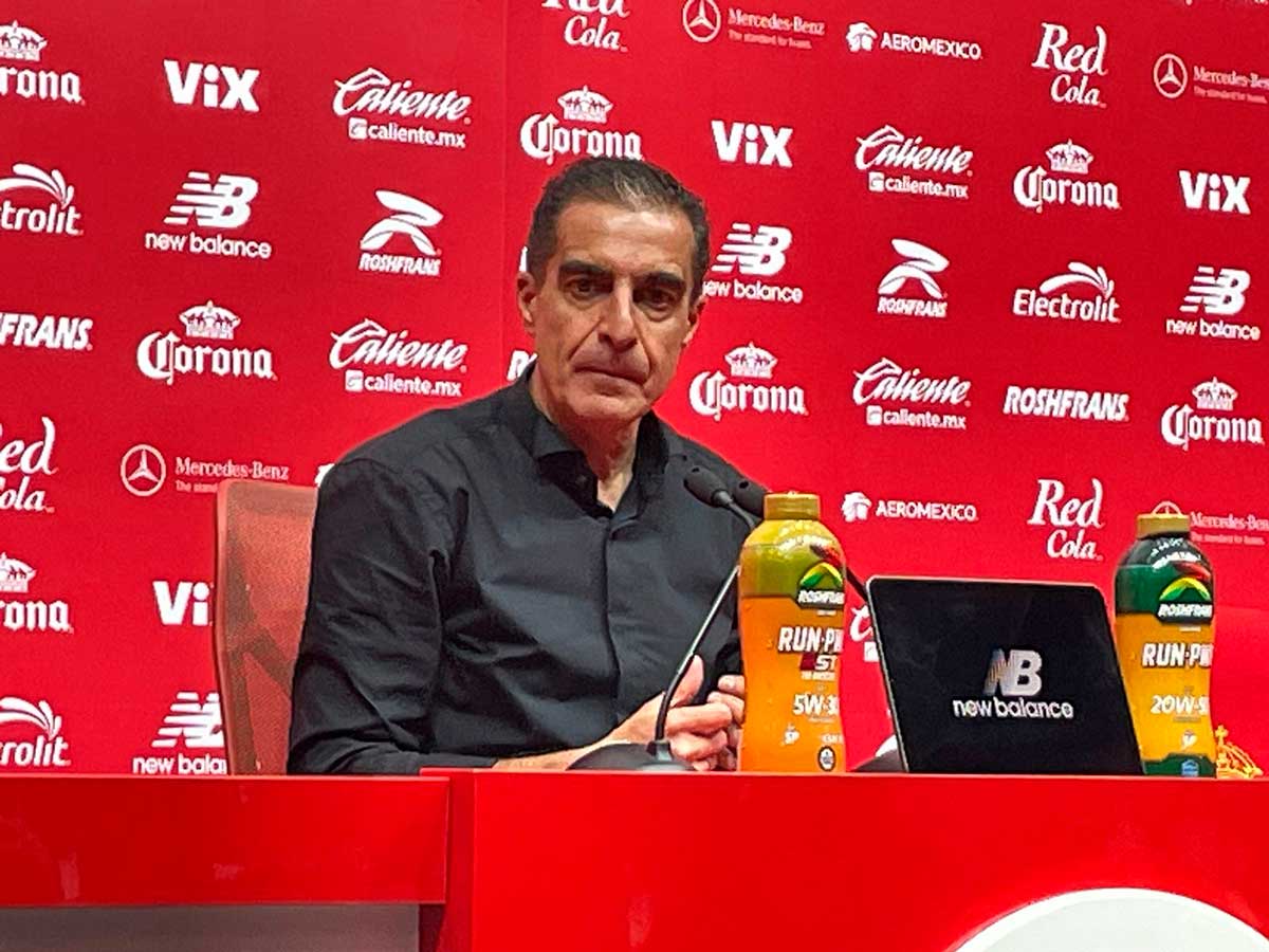 Renato Paiva técnico de los Diablos Rojos del Toluca en conferencia de prensa.