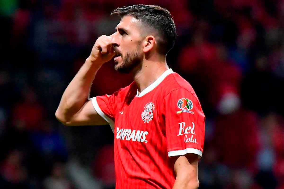 Jugadores de los Diablos Rojos del Toluca en el Nemesio Diez.