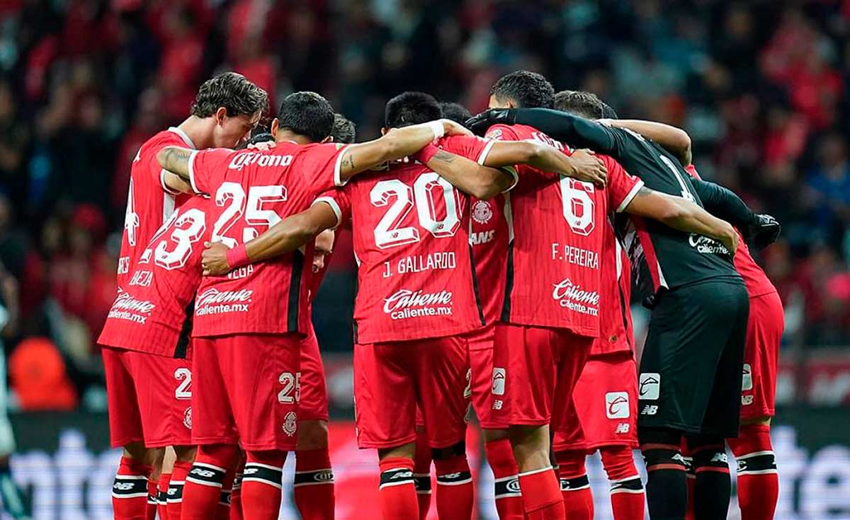 Jugadores de los Diablos Rojos del Toluca en el Nemesio Diez.