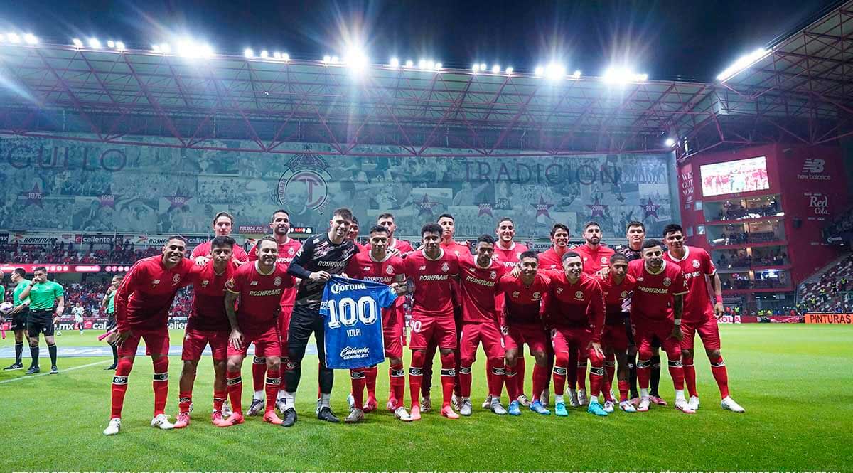 Jugadores de los Diablos Rojos del Toluca en el Nemesio Diez.