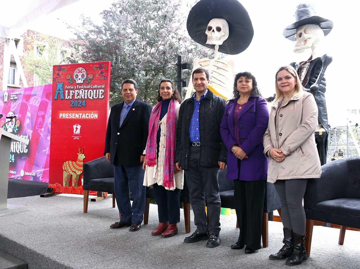 El alcalde de Toluca durante la presentación de la Feria y Festival Cultural Alfeñique 2024.