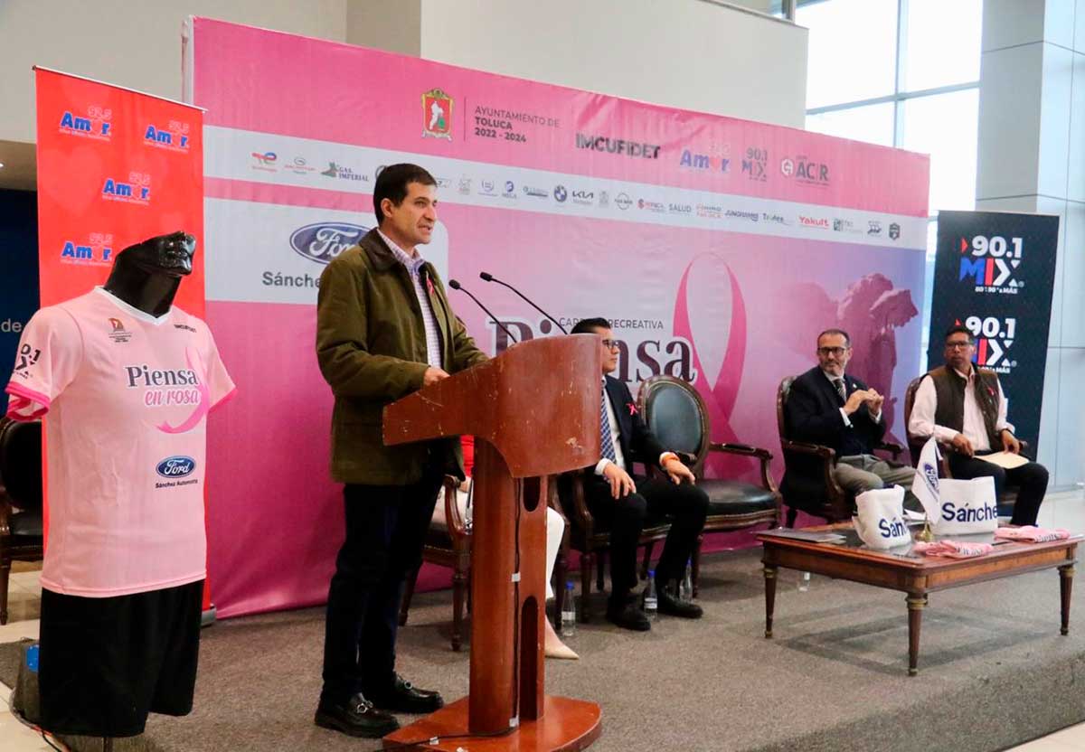 El presidente municipal de Toluca anunciando la carrera recreativa "Piensa en Rosa" para prevenir el cáncer de mama en Toluca.