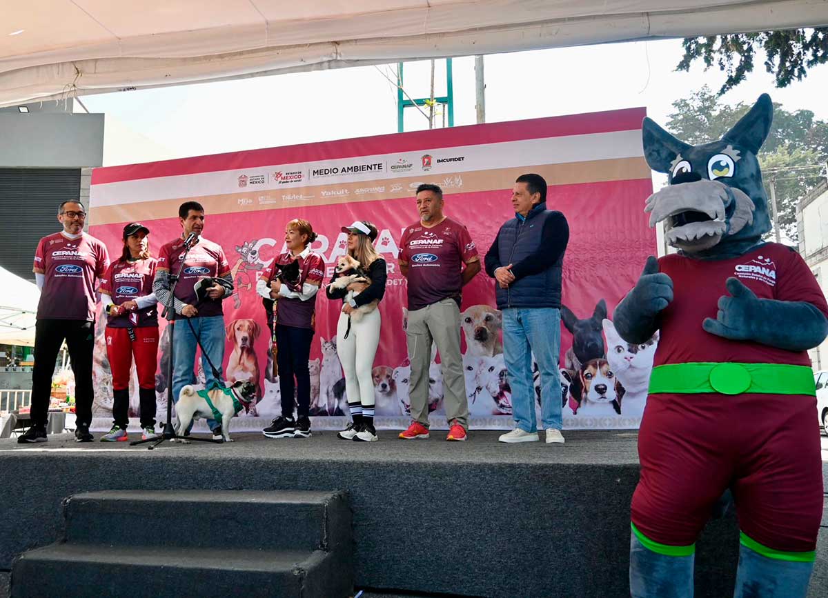 El presidente municpal de Toluca, Juan Maccise en evento sobre la protección de los animales.