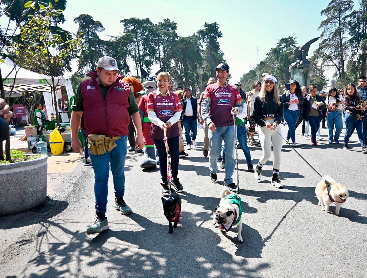 Personas con sus mascotas en la Caravana del Bienestar Animal en Toluca.