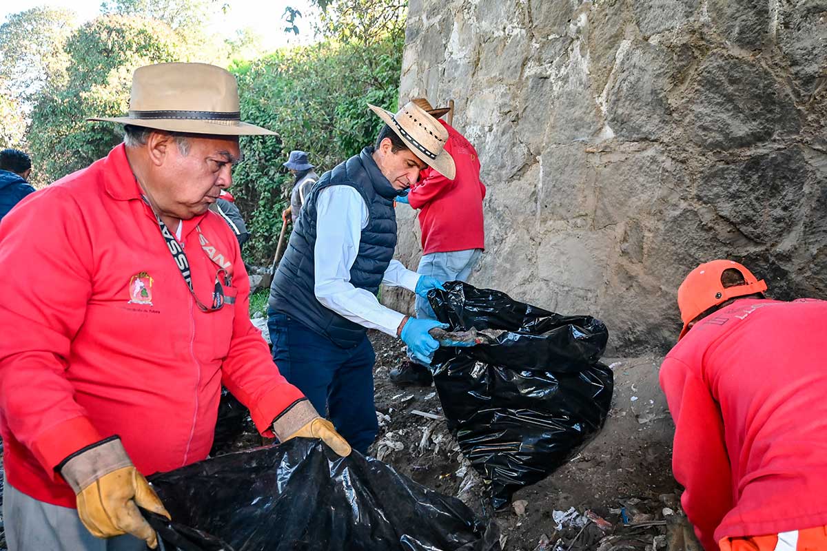 El alcalde de Toluca durante la campaña Limpiemos Nuestro EdoMéx.