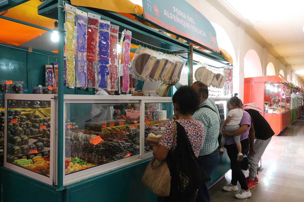 Los portales de Toluca durante la Feria y Festival del Alfeñique 2024.