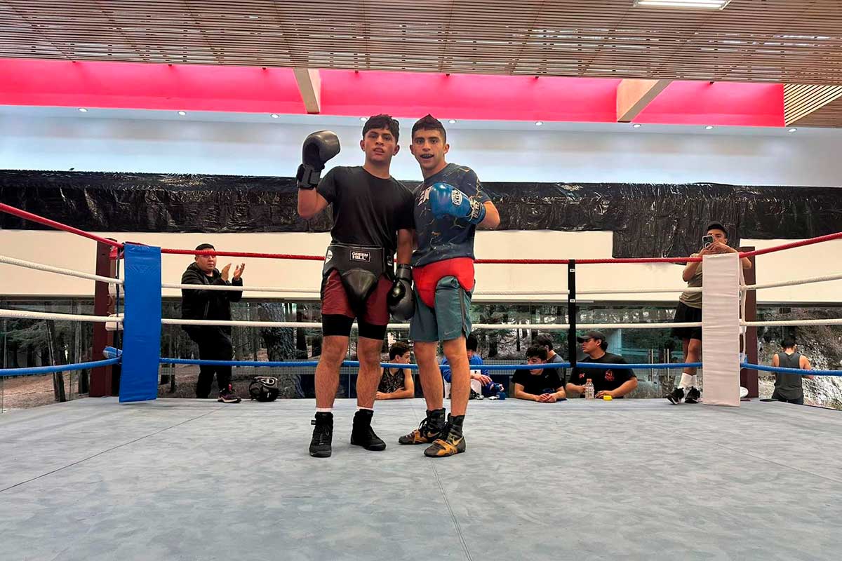 Boxeadores promocionando el evento del Torneo de Boxeo Amateur.