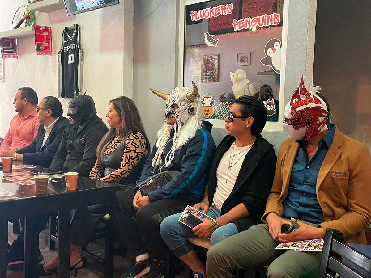 Luchadores de la Triple A en conferencia de prensa.