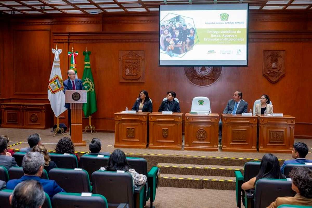 Entrega extímulos y apoyos a estudiantes por el rector de la Universidad.