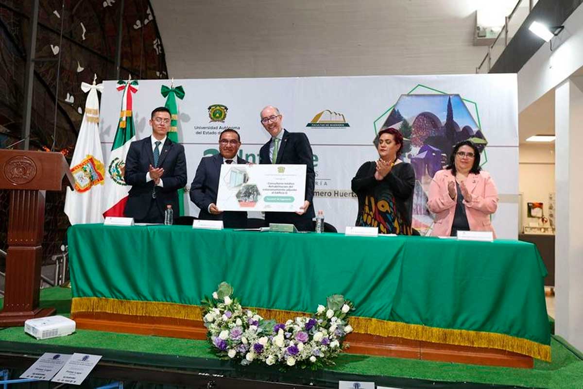 Rector de la Universidad, Carlos Eduardo Barrera Díaz.