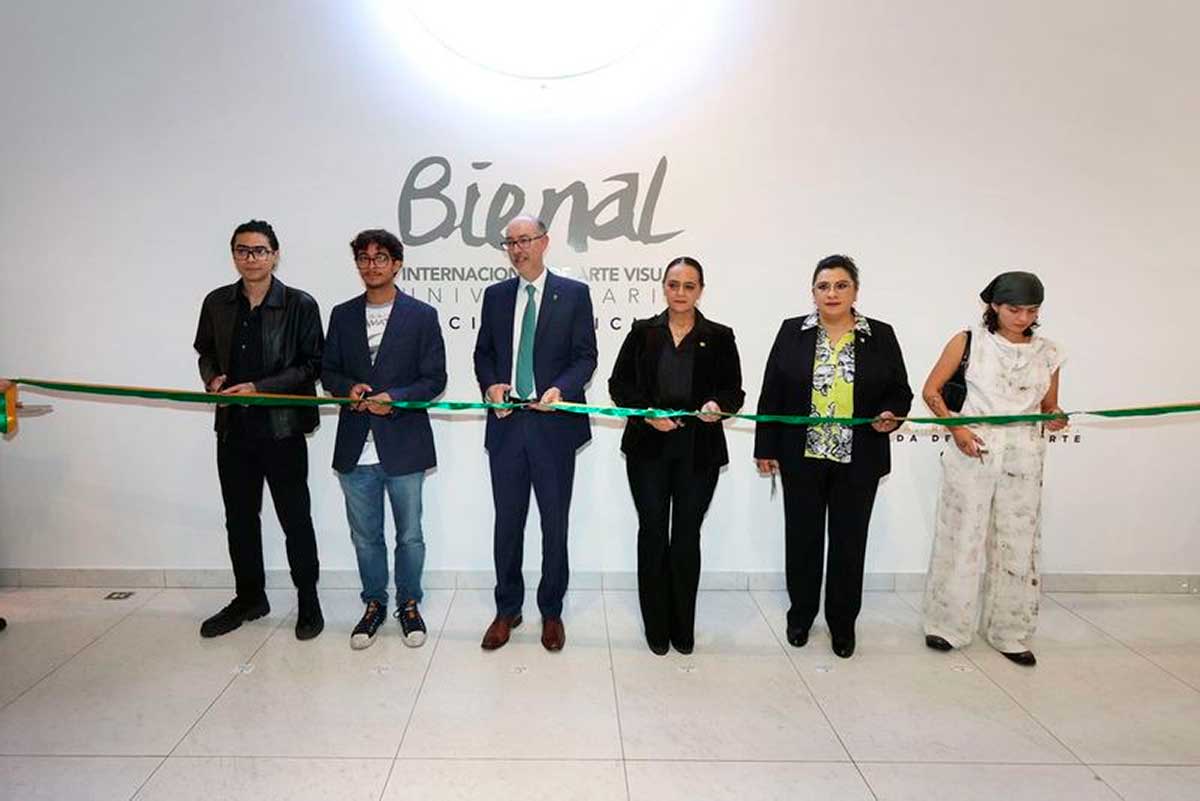 Inaugyuraciòn de Bienal de Arte de la Universidad.