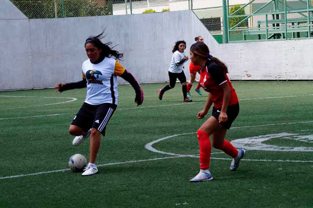 Alumnos deportistas de la UAEMéx durante partido de fútbol.