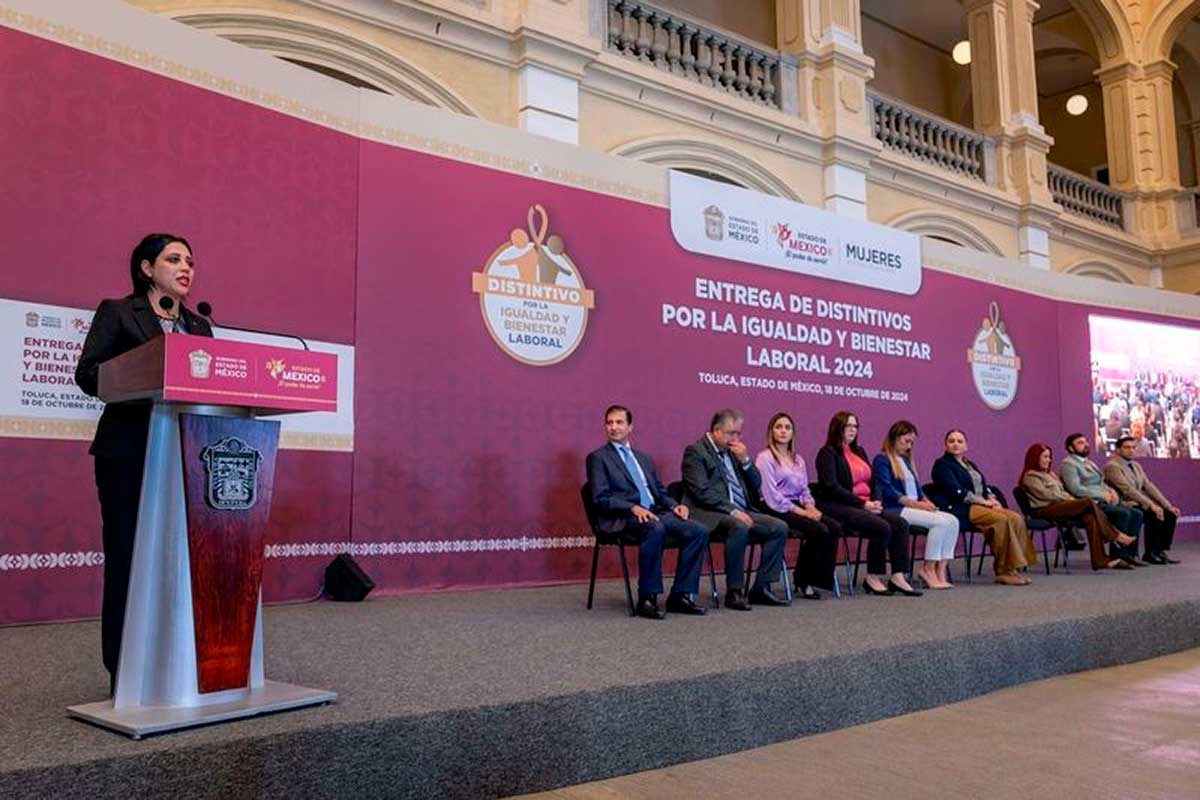 El gobierno del Estado de México durante entrega a distintivo a la UAEMéx.
