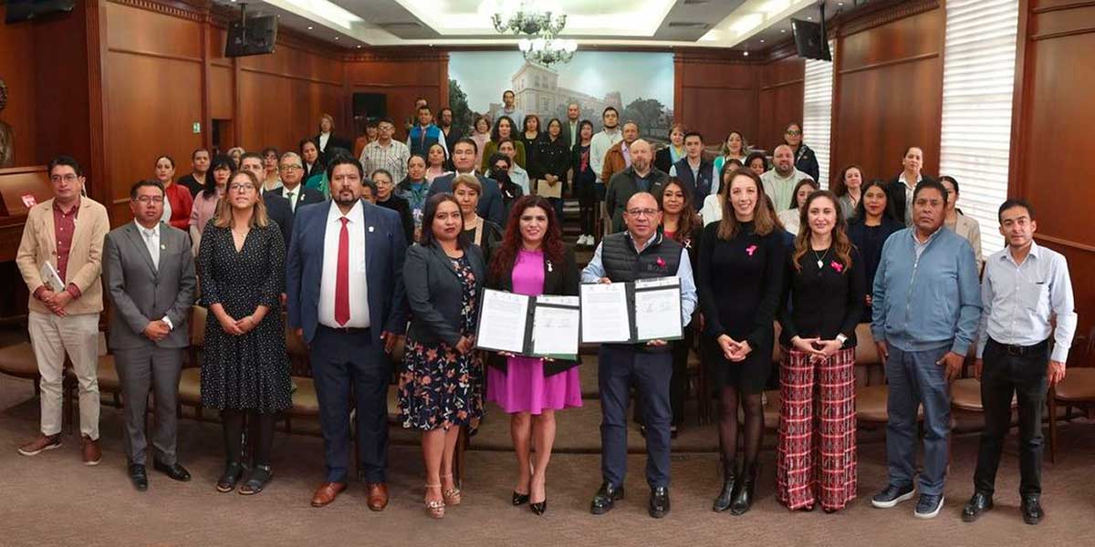 La UAEMéx y el Ayuntamiento de Zinacantepec durante firma de convenio para impulsar la igualdad de género.