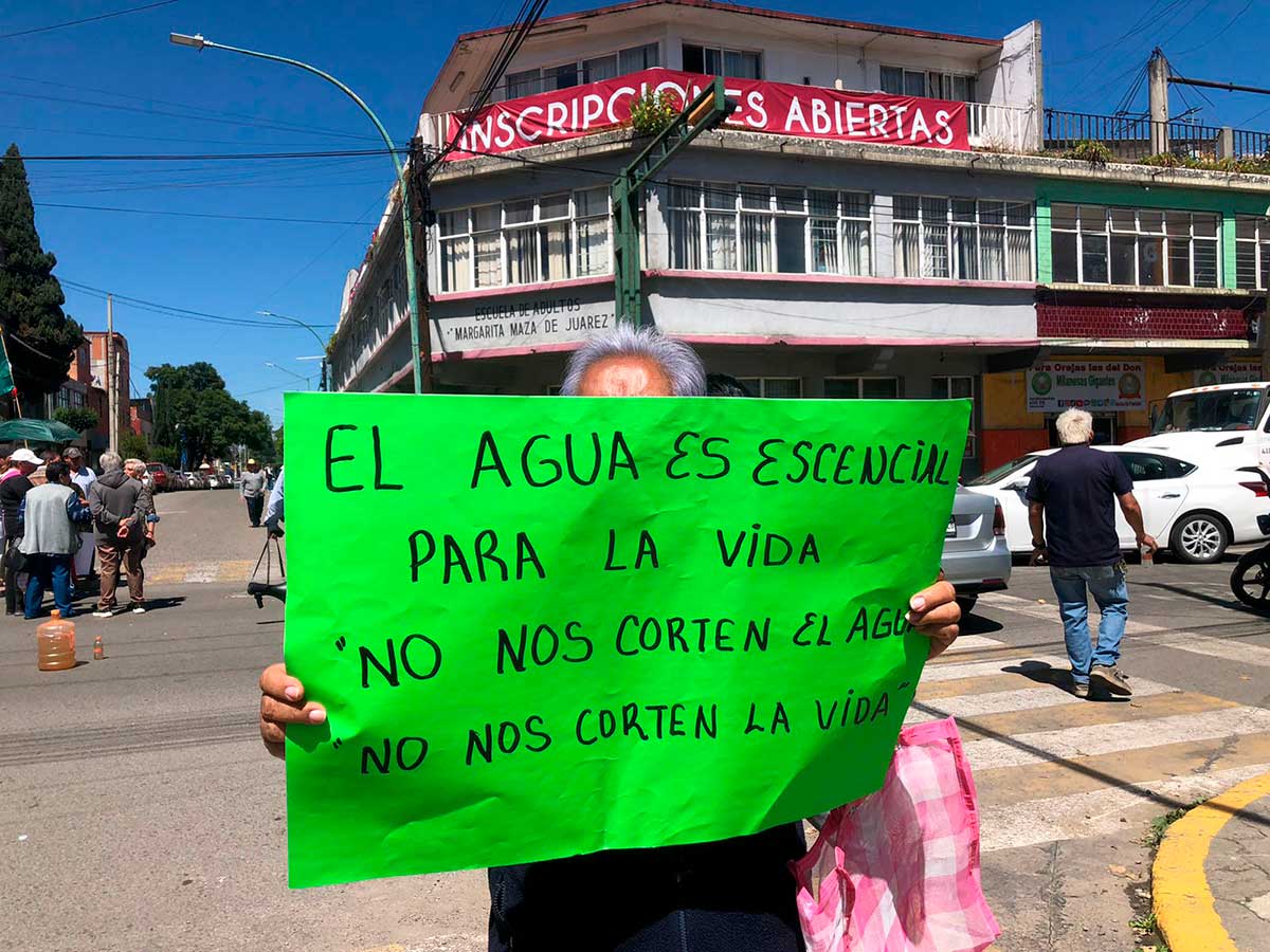 Manifestantes por el desabasto de agua en Toluca.