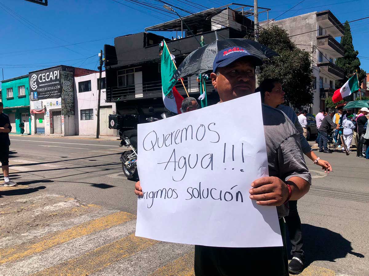 Vecinos de Toluca se manifiestan por desabasto de agua en la colonia Ferrocarriles Nacionales