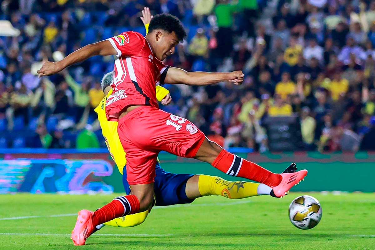 Jugadores del Toluca y el América disputando el balón en partido en el Nemesio Diez.