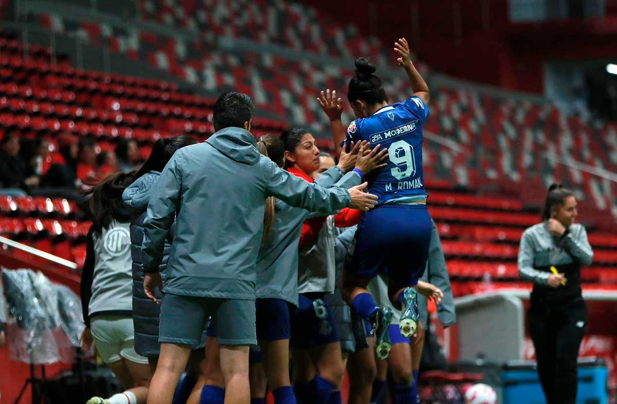 Diablas Rojas del Toluca festejando la victoria ante el Atlético de San Luis.