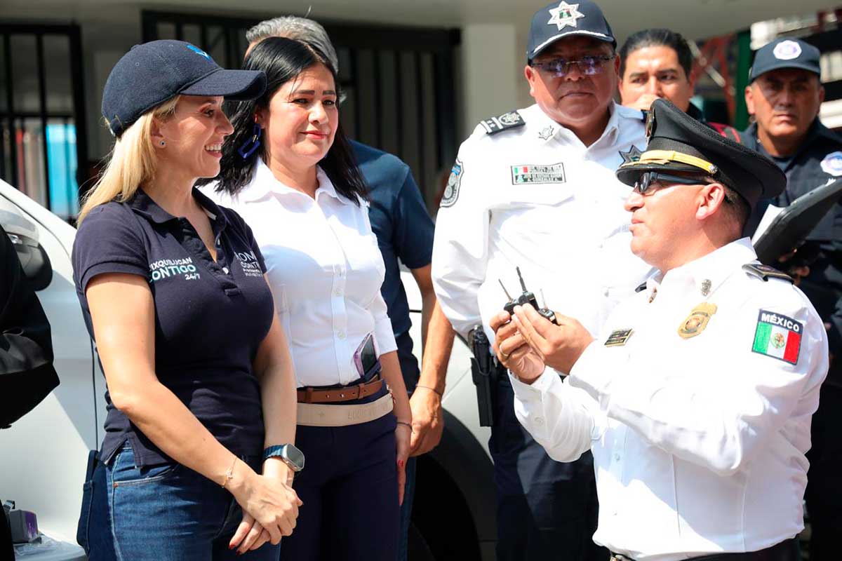 Romina Contreras Carrasco presidenta municipal de Huixquilucan con el cuerpo de Bomberos del municipio.