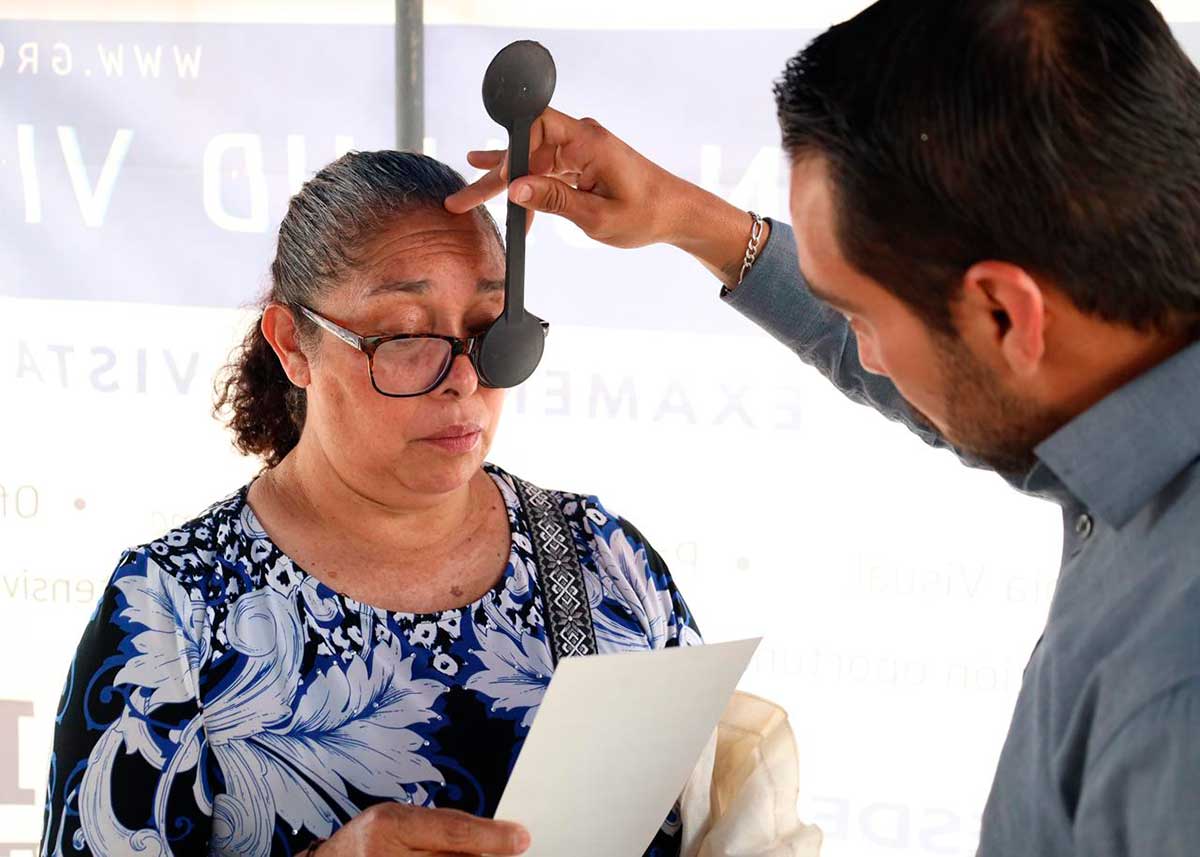 Persona siendo examinada durante las Jornadas de Salud Visual de Huixquilucan.